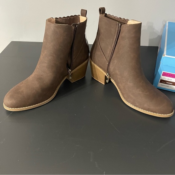 Draper James Elle Black Ankle Booties with Sleek Design - Picture 3 of 7